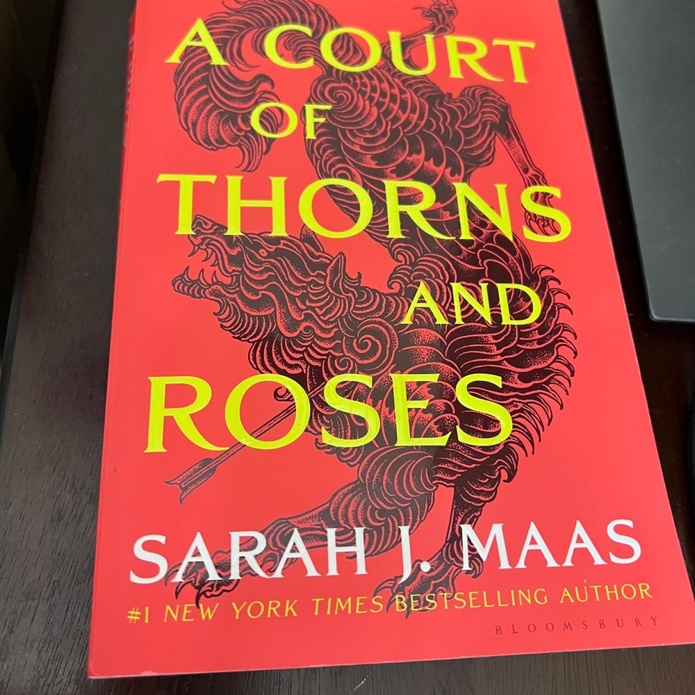 A Court of Thorns and Roses by Sarah J. Maas - paperback